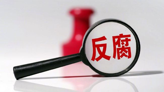 曼晚写道：在下赛季开始时，曼联队内的5名中卫里，有4位将年满30岁。